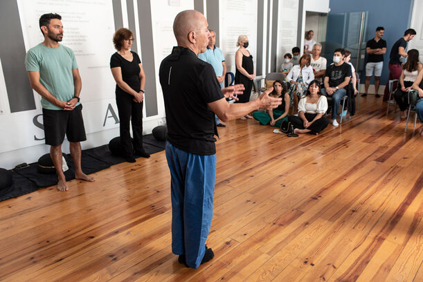 Praticantes sentados em zazen num dojo zen tranquilo