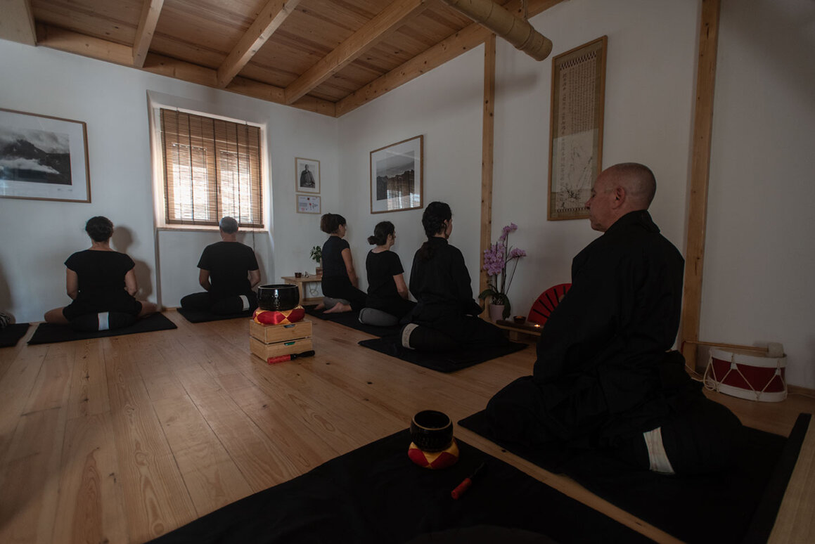 Grupo em retiro zen num espaço tranquilo