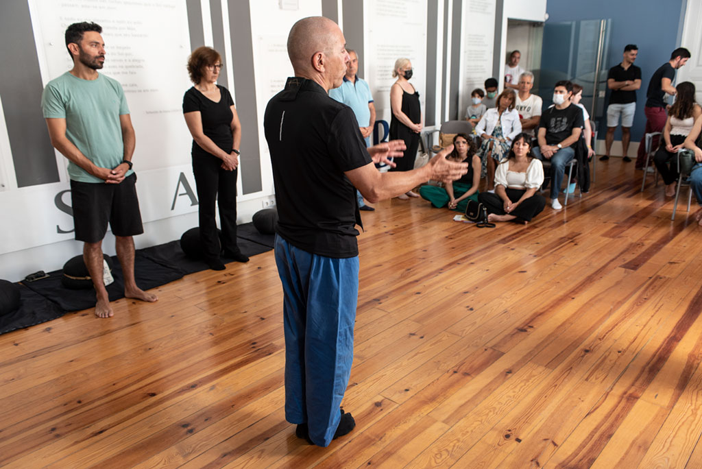 Instrutor a orientar iniciante em postura de meditação