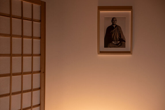 Praticante de meditação sentado em postura estável e serena