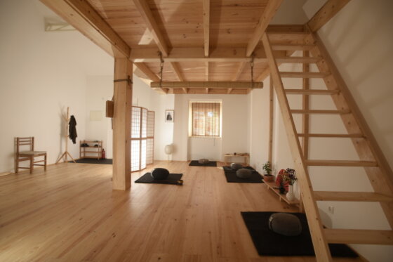 Sala de meditação simples com almofadas de zazen alinhadas